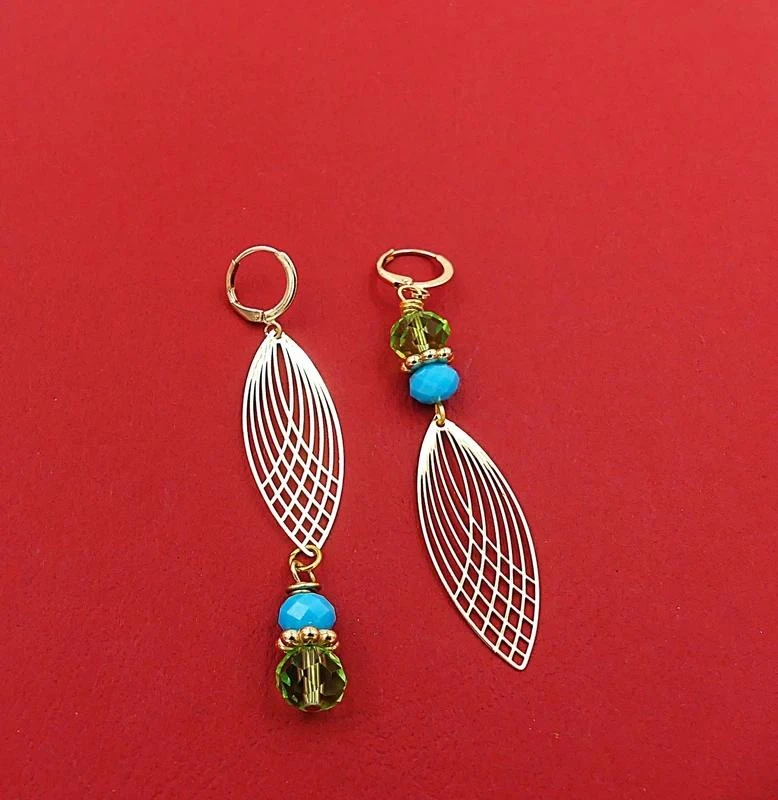 Boucles d'oreilles asymétriques, métal doré filigrane, perles verre